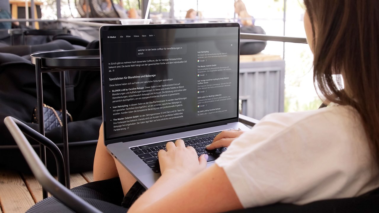 Person working on laptop with search results - symbol for AI-optimised website and modern SEO for artificial intelligence.