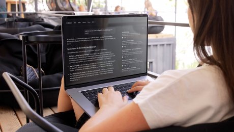 Laptop zeigt Suchanfrage - Website für KI optimier